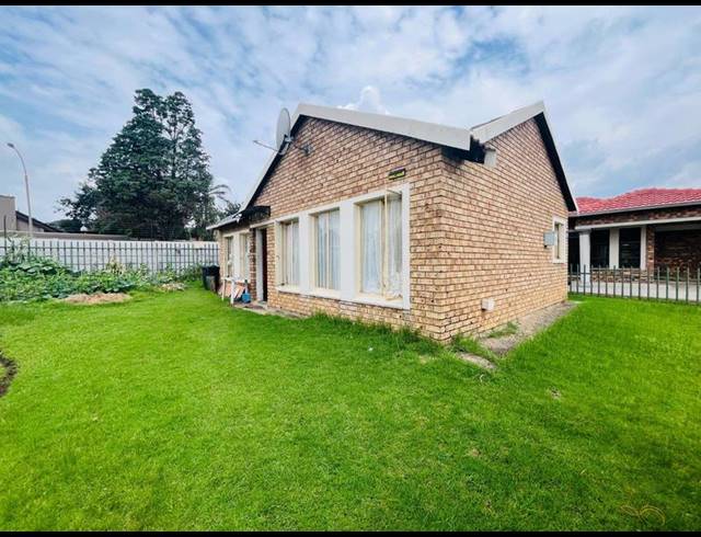 2 BEDROOM TOWNHOUSE FOR SALE IN RHODESFIELD